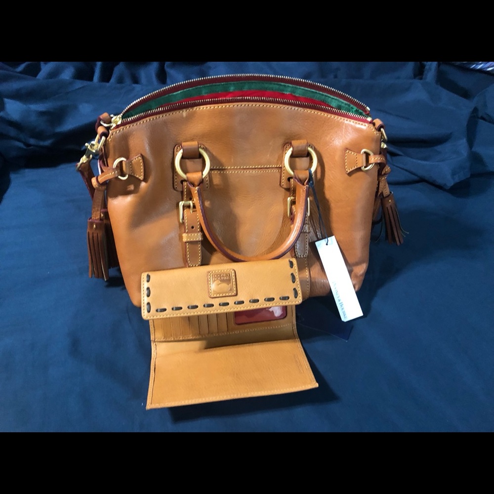 Selling Brand new Dooney & Bourke Purse and Wallet never used.